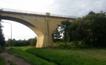 Piękny most kolejowy nad potokiem.