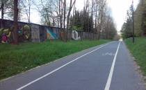 Droga rowerowa i ściana z ciekawymi graffiti po lewej