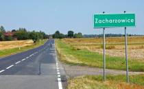 Wjazd do Zacharzowic.