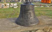 Zabytkowy dzwon na cmentarzu.