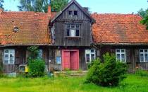 Czatkowy, zrujnowany drewniany dom żuławski