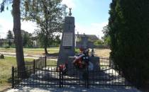 pomnik w Krzemienicy upamiętniający ofiary pacyfikacji wsi z 1943 r