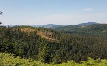 Droga na grzbiecie Lesistej widok na górę Stachoń w tle góry Trójgarb i Chełmiec