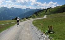 szeroka szutrowa droga z Widenkarkogel do Saalbach