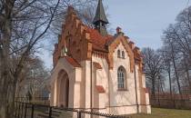 neogotycka kaplica dworska z 1915 r. w Chorowicach