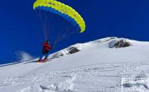 SnowGliding na Połoninie Borżawa w słoneczny dzień na Ukrainie.