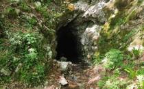 wypływa strumień z jaskini