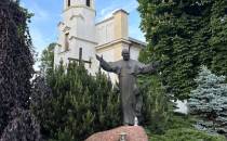 Pomnik Jana Pawła II / Parafia św. Witalisa
