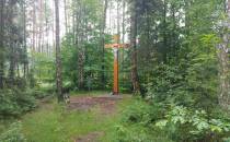 Krzyż w środku lasu