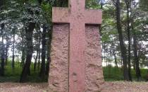 Obelisk z krzyżem.