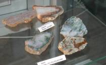 9 Rudno - agaty i ametysty (kolekcja Muzeum Geologicznego AGH)