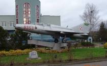 MiG-21 UTI jako pomnik