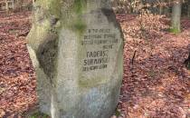 Obelisk poświęcony tragicznie zmarłemu leśnikowi p. Surmińskiemu.