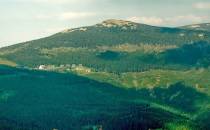 Przełęcz Karkonoska widok z drogi na grani szczytu Pevnost 1012m