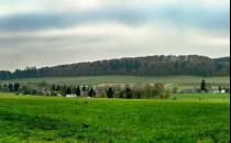 Polana za  Polickimi Stenami widok na wzgórza otaczające miejscowość Hony