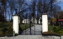 Górki - brama do Pałacu Ledóchowskich