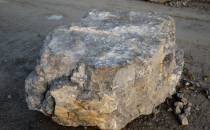 duży blok dewońskiego dolomitu z kamieniołomu Wszachów
