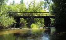 Drewniany most w Rembieszowie.