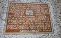 pamiątkowa tablica na kościele w Bielicach