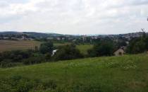 Panorama starówki w Strzyżowie na tle Strzyżowskiego Pogórza. W dole Wisłok