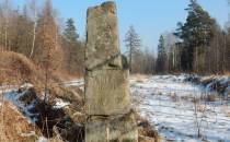 Historyczny obelisk na terenie bazy.