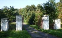 Klemensów - brama do parku dworskiego