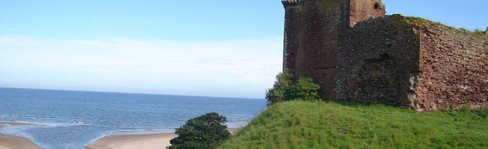 plaża Lunan Bay i ruiny Red Castle