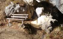 Ławeczka przed jaskinią