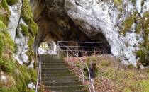 schody prowadzące do jaskini