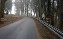 nowy asfalt i bariery