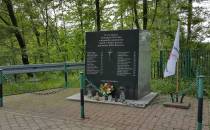 Pomnik upamięniający ofiary katastrofy autobusowej.