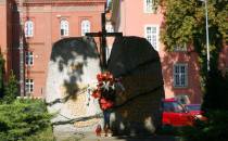 Obelisk „Pęknięty Głaz”