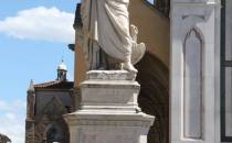 Dante Alighieri stojący dumnie na placu Św. Krzyża