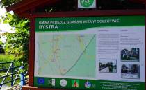 Tablica informacyjna przedstawiająca dzieje wsi Bystra