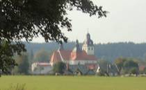 Na horyzoncie kościół św. Mikołaja w Wielu