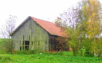 Stara, rozpadająca się stodoła