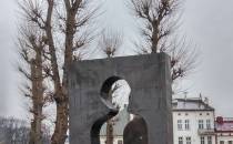 Rzeźba „Przejście” autorstwa Józefa Szajny