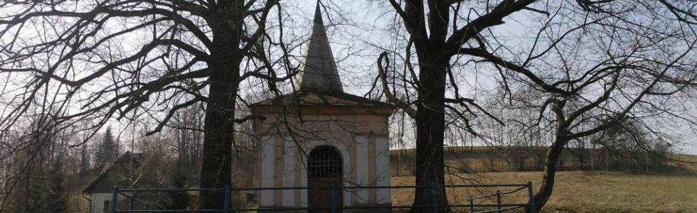 Przełęcz Droszkowska – barokowa kapliczka i piękne widoki