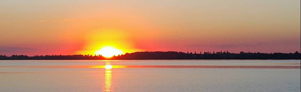 Zachód słońca nad jeziorem.