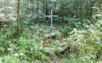Nieznany grób na drodze lesnej 