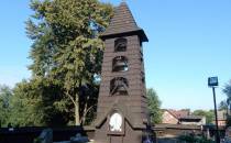 Drewniana dzwonica przy kościele św. Barbary w Górce.