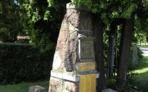 Rachowice - obelisk upamiętniający ofiary wojen światowych