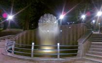 fontanna w Parku Słowackiego nocą