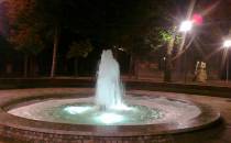 fontanna w Parku Słowackiego nocą
