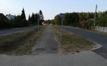 Długi odcinek asfaltowej ścieżki