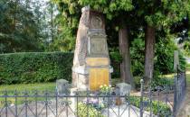 Obelisk Upamiętajacy Ofiary Wojen Światowych.