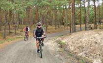 Szeroki dukt leśny, w sam raz dla turystyki rowerowej