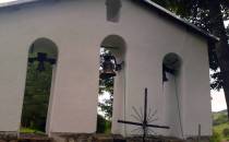 dzwonnica koło kościoła