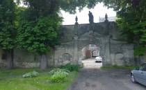 brama wjazdowa  do pałacu