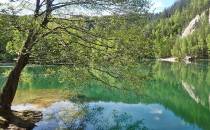 Jezioro Piskowna wypełnia brzegi dawnego kamieniołomu